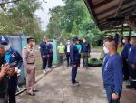 ตรวจเยี่ยมกำลังพลที่มาทำการเอาเรือมาพลักดันน้ำที่สะพานท่ากะพ