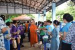 ตักบาตรข้าวสารอาหารแห้ง แด่พระภิกษุสงฆ์